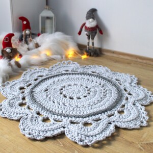 Dywanik świąteczny jasny szary srebrny, dywanik pod choinkę, dywanik glamour szary na szydełku ze sznurka, szare dekoracje świąteczne, dekoracje rzeszów, sędziszów małopolski
