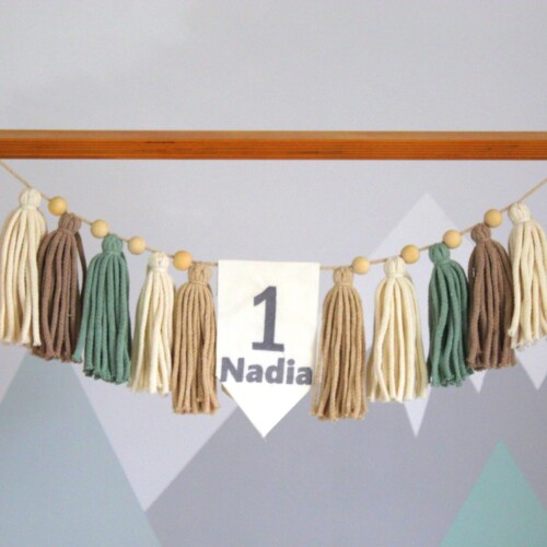 Girlanda z imieniem, girlanda imienna, girlanda personalizowana, girlanda boho, girlanda do pokoju dziecka, personalizowane dekoracje dziecięce, personalizowana dekoracja do pokoju dziecka, ozdoby dziecięce BOHO, girlanda z chwostów, ozdoby nad łóżeczko dziecięce, dekoracje ścienne do pokoju dziecięcego, ozdoby na łóżeczko dziecięce, wystrój łóżeczka, akcesoria pokoju dziecięcego