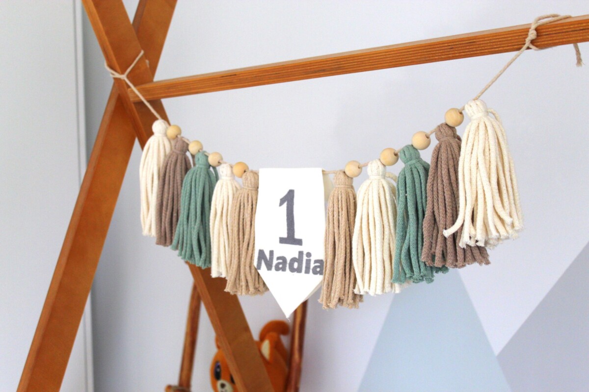 Girlanda z imieniem, girlanda imienna, girlanda personalizowana, girlanda boho, girlanda do pokoju dziecka, personalizowane dekoracje dziecięce, personalizowana dekoracja do pokoju dziecka, ozdoby dziecięce BOHO, girlanda z chwostów, ozdoby nad łóżeczko dziecięce, dekoracje ścienne do pokoju dziecięcego, ozdoby na łóżeczko dziecięce, wystrój łóżeczka, akcesoria pokoju dziecięcego