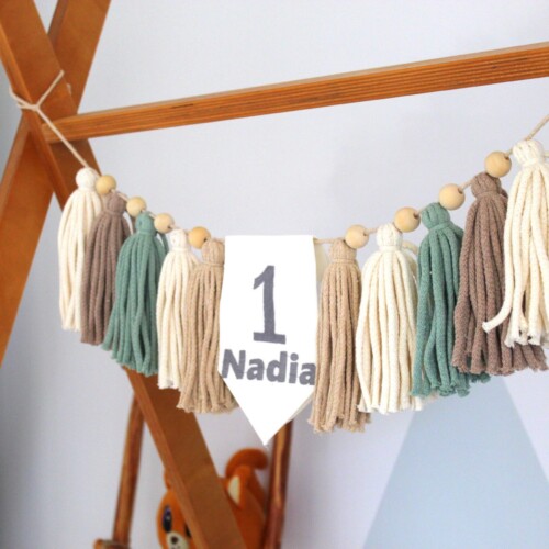 Girlanda z imieniem, girlanda imienna, girlanda personalizowana, girlanda boho, girlanda do pokoju dziecka, personalizowane dekoracje dziecięce, personalizowana dekoracja do pokoju dziecka, ozdoby dziecięce BOHO, girlanda z chwostów, ozdoby nad łóżeczko dziecięce, dekoracje ścienne do pokoju dziecięcego, ozdoby na łóżeczko dziecięce, wystrój łóżeczka, akcesoria pokoju dziecięcego