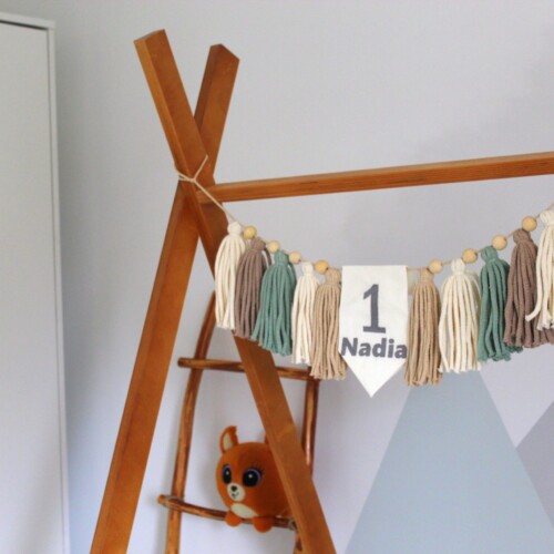 Girlanda z imieniem, girlanda imienna, girlanda personalizowana, girlanda boho, girlanda do pokoju dziecka, personalizowane dekoracje dziecięce, personalizowana dekoracja do pokoju dziecka, ozdoby dziecięce BOHO, girlanda z chwostów, ozdoby nad łóżeczko dziecięce, dekoracje ścienne do pokoju dziecięcego, ozdoby na łóżeczko dziecięce, wystrój łóżeczka, akcesoria pokoju dziecięcego