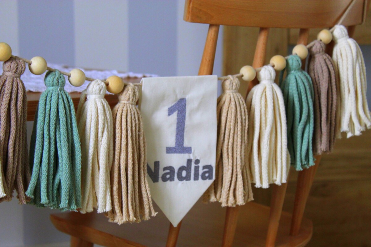 Girlanda z imieniem, girlanda imienna, girlanda personalizowana, girlanda boho, girlanda do pokoju dziecka, personalizowane dekoracje dziecięce, personalizowana dekoracja do pokoju dziecka, ozdoby dziecięce BOHO, girlanda z chwostów, ozdoby nad łóżeczko dziecięce, dekoracje ścienne do pokoju dziecięcego, ozdoby na łóżeczko dziecięce, wystrój łóżeczka, akcesoria pokoju dziecięcego