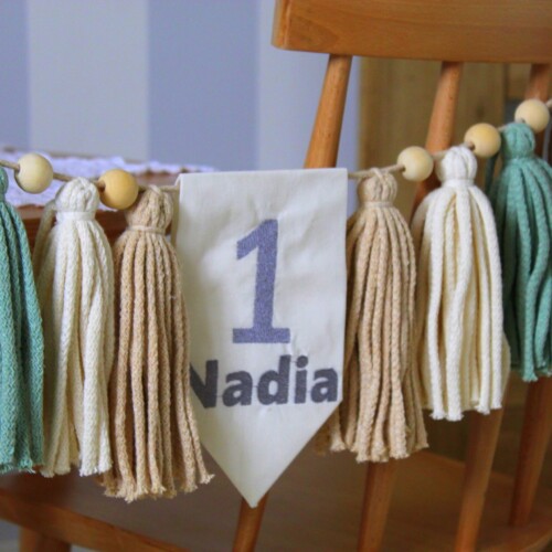 Girlanda z imieniem, girlanda imienna, girlanda personalizowana, girlanda boho, girlanda do pokoju dziecka, personalizowane dekoracje dziecięce, personalizowana dekoracja do pokoju dziecka, ozdoby dziecięce BOHO, girlanda z chwostów, ozdoby nad łóżeczko dziecięce, dekoracje ścienne do pokoju dziecięcego, ozdoby na łóżeczko dziecięce, wystrój łóżeczka, akcesoria pokoju dziecięcego