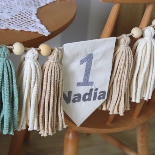 Girlanda z imieniem, girlanda imienna, girlanda personalizowana, girlanda boho, girlanda do pokoju dziecka, personalizowane dekoracje dziecięce, personalizowana dekoracja do pokoju dziecka, ozdoby dziecięce BOHO, girlanda z chwostów, ozdoby nad łóżeczko dziecięce, dekoracje ścienne do pokoju dziecięcego, ozdoby na łóżeczko dziecięce, wystrój łóżeczka, akcesoria pokoju dziecięcego