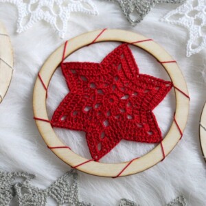 Bombka gwiazdka boho czerwona na choinkę, ozdoby boho na Boże Narodzenie, dekoracje świąteczne boho rzeszów, sędziszów małopolski, dekoracje szydełkowe boho na choinkę, gwiazdki boho, śnieżynki boho, czerwone ozdoby na choinkę