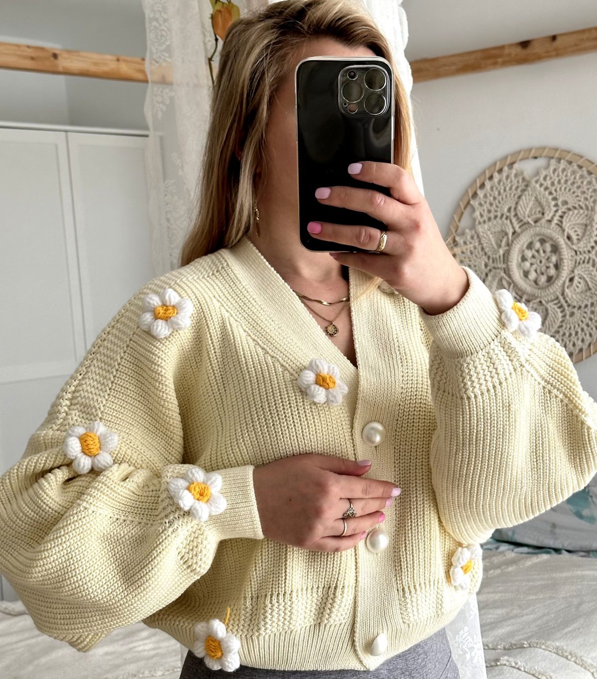 Sweter z naszytymi kwiatami 3d rumiankami kremowy kardigan krótki modny oversize perłowe guziki ecru, rumianki 3d z włóczki na szydełku, kwiatki 3d, stokrotki na szydełku na sweter