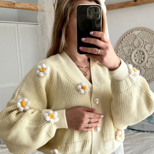 Sweter z naszytymi kwiatami 3d rumiankami kremowy kardigan krótki modny oversize perłowe guziki ecru, rumianki 3d z włóczki na szydełku, kwiatki 3d, stokrotki na szydełku na sweter