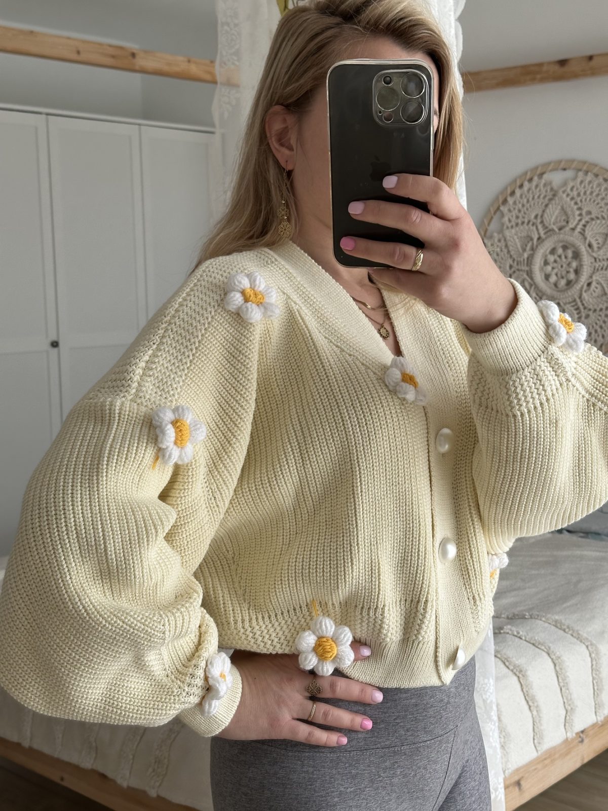 Sweter z naszytymi kwiatami 3d rumiankami kremowy kardigan krótki modny oversize perłowe guziki ecru, rumianki 3d z włóczki na szydełku, kwiatki 3d, stokrotki na szydełku na sweter