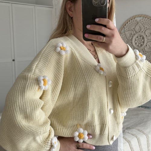 Sweter z naszytymi kwiatami 3d rumiankami kremowy kardigan krótki modny oversize perłowe guziki ecru, rumianki 3d z włóczki na szydełku, kwiatki 3d, stokrotki na szydełku na sweter