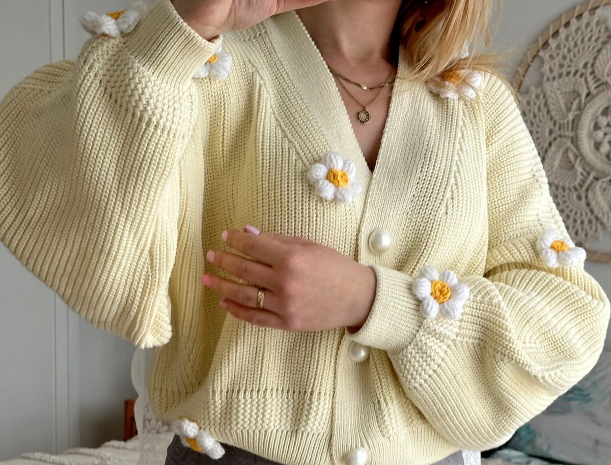 Sweter z naszytymi kwiatami 3d rumiankami kremowy kardigan krótki modny oversize perłowe guziki ecru, rumianki 3d z włóczki na szydełku, kwiatki 3d, stokrotki na szydełku na sweter