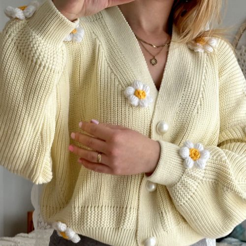 Sweter z naszytymi kwiatami 3d rumiankami kremowy kardigan krótki modny oversize perłowe guziki ecru, rumianki 3d z włóczki na szydełku, kwiatki 3d, stokrotki na szydełku na sweter