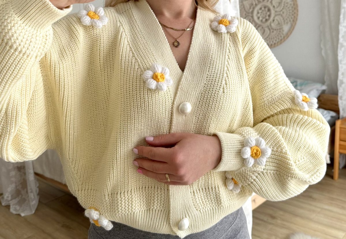 Sweter z naszytymi kwiatami 3d rumiankami kremowy kardigan krótki modny oversize perłowe guziki ecru, rumianki 3d z włóczki na szydełku, kwiatki 3d, stokrotki na szydełku na sweter