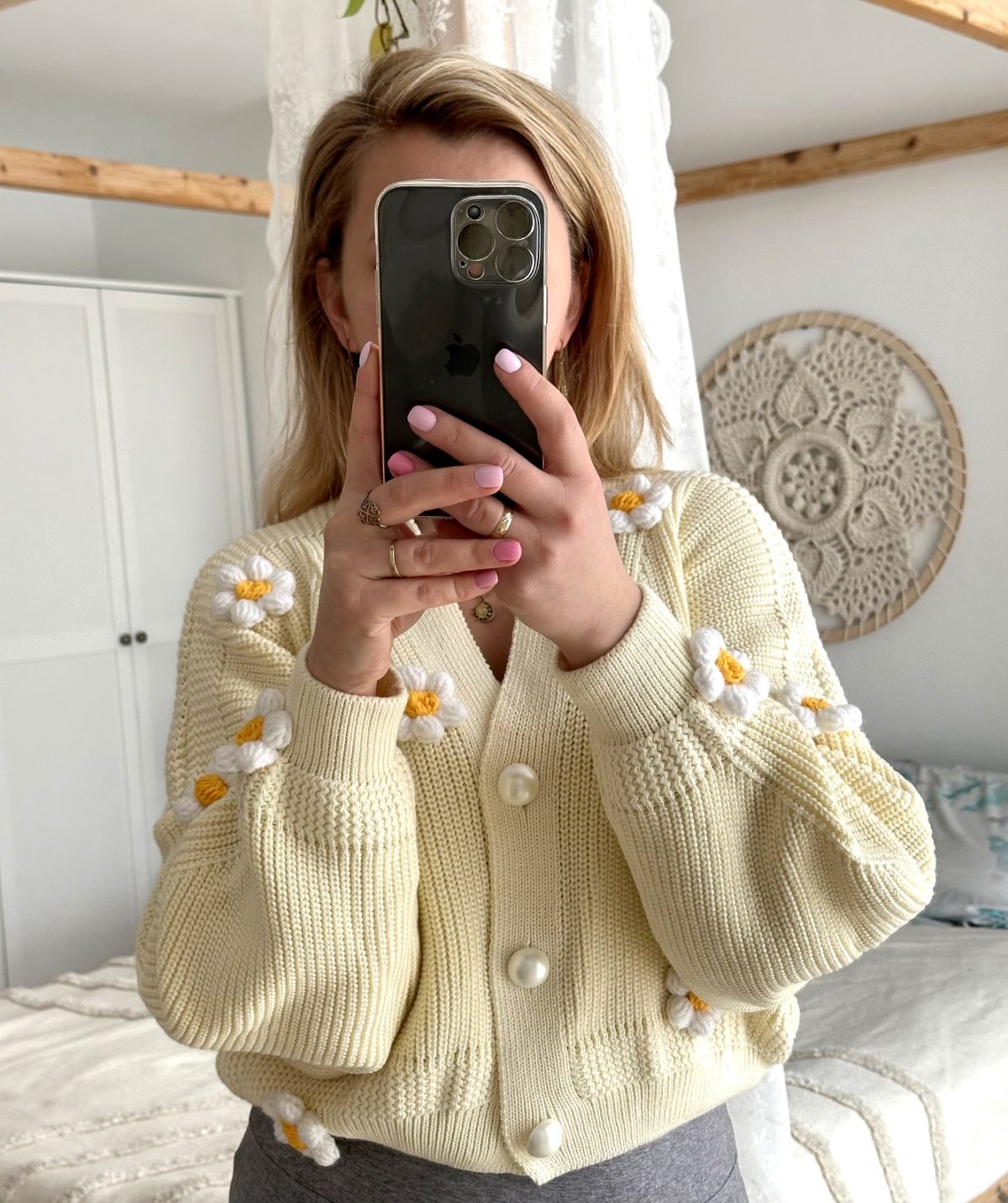 Sweter z naszytymi kwiatami 3d rumiankami kremowy kardigan krótki modny oversize perłowe guziki ecru, rumianki 3d z włóczki na szydełku, kwiatki 3d, stokrotki na szydełku na sweter
