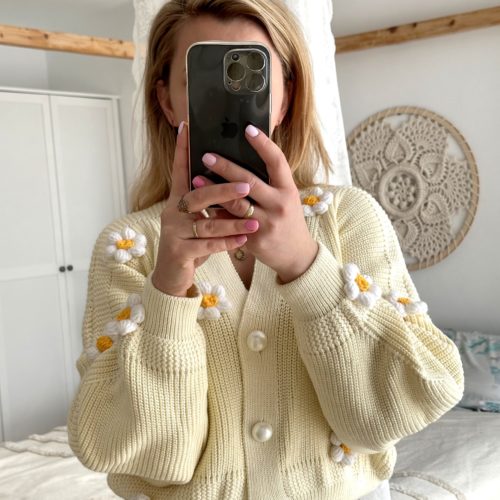 Sweter z naszytymi kwiatami 3d rumiankami kremowy kardigan krótki modny oversize perłowe guziki ecru, rumianki 3d z włóczki na szydełku, kwiatki 3d, stokrotki na szydełku na sweter