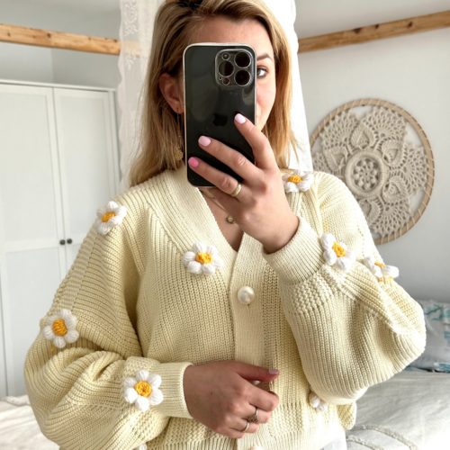 Sweter z naszytymi kwiatami 3d rumiankami kremowy kardigan krótki modny oversize perłowe guziki ecru, rumianki 3d z włóczki na szydełku, kwiatki 3d, stokrotki na szydełku na sweter