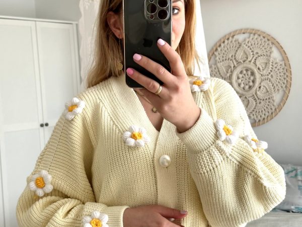 Sweter z naszytymi kwiatami 3d rumiankami kremowy kardigan krótki modny oversize perłowe guziki ecru, rumianki 3d z włóczki na szydełku, kwiatki 3d, stokrotki na szydełku na sweter