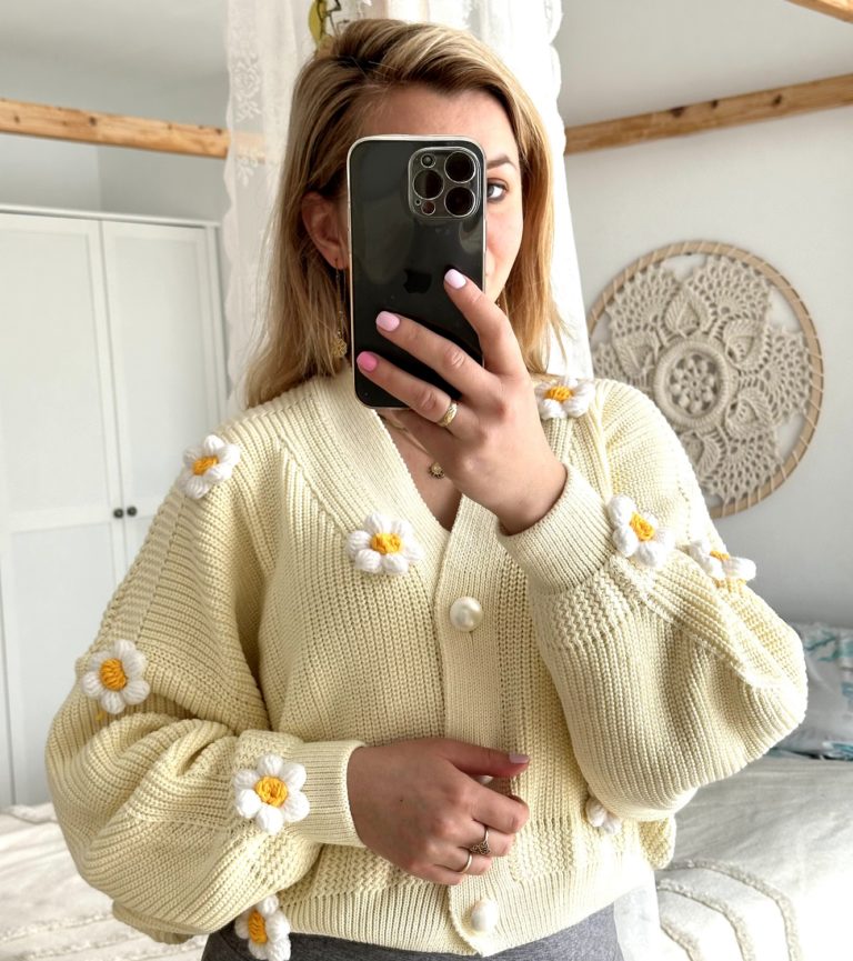 Sweter z naszytymi kwiatami 3d rumiankami kremowy kardigan krótki modny oversize perłowe guziki ecru, rumianki 3d z włóczki na szydełku, kwiatki 3d, stokrotki na szydełku na sweter