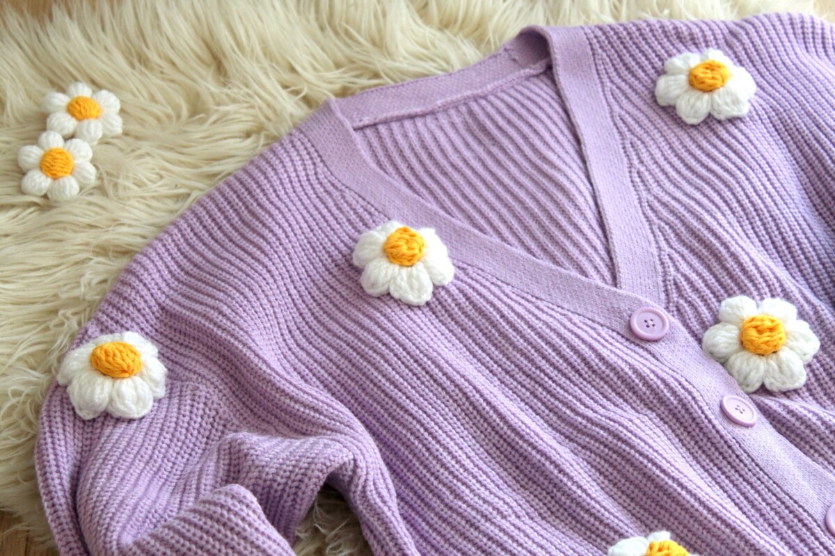 Kardigan w kwiaty fioletowy zapinany na guziki modny sweter na wiosnę z kwiatami na szydełku 3d, kardigan z kwiatami z włóczki szydełkowymi fioletowy, must have 2024 wiosna moda wiosenna, kardigan z kwiatkami na szydełku z włóczki 3d, fioletowy sweter zapinany