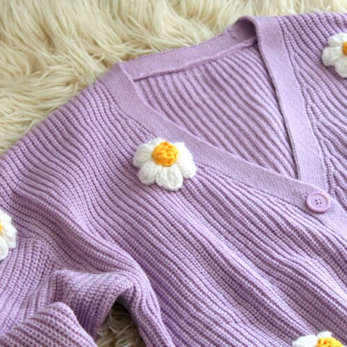 Kardigan w kwiaty fioletowy zapinany na guziki modny sweter na wiosnę z kwiatami na szydełku 3d, kardigan z kwiatami z włóczki szydełkowymi fioletowy, must have 2024 wiosna moda wiosenna, kardigan z kwiatkami na szydełku z włóczki 3d, fioletowy sweter zapinany