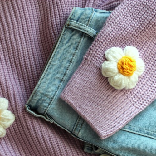 Kardigan w kwiaty fioletowy zapinany na guziki modny sweter na wiosnę z kwiatami na szydełku 3d, kardigan z kwiatami z włóczki szydełkowymi fioletowy, must have 2024 wiosna moda wiosenna, kardigan z kwiatkami na szydełku z włóczki 3d, fioletowy sweter zapinany