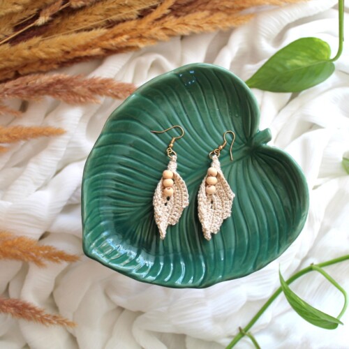 Kolczyki boho listki beżowe handmade, kolczyki handmade, kolczyki wiszące ręcznie robione, kolczyki na szydełku beżowe piaskowe