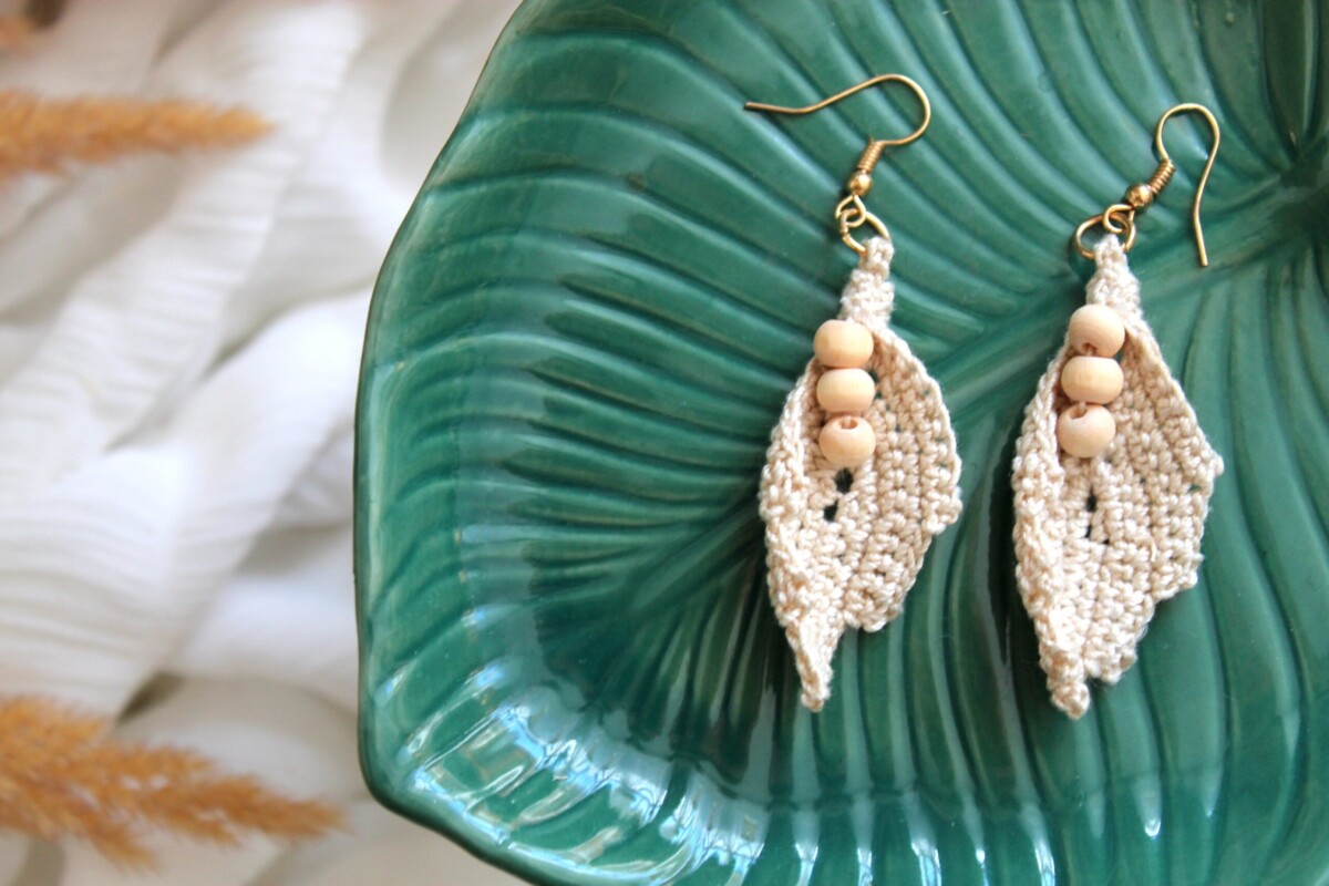 Kolczyki boho listki beżowe handmade, kolczyki handmade, kolczyki wiszące ręcznie robione, kolczyki na szydełku beżowe piaskowe
