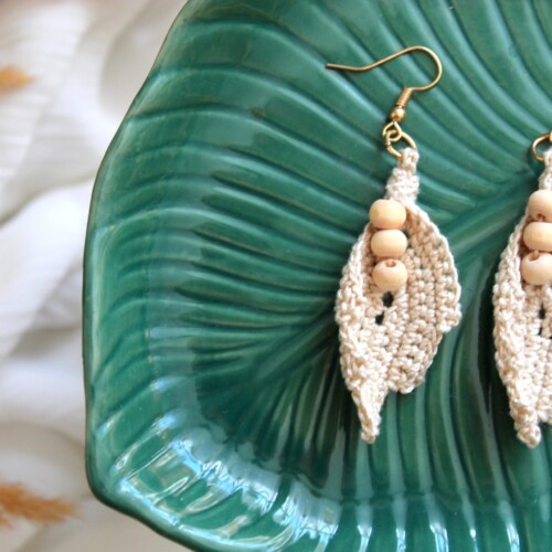 Kolczyki boho listki beżowe handmade, kolczyki handmade, kolczyki wiszące ręcznie robione, kolczyki na szydełku beżowe piaskowe