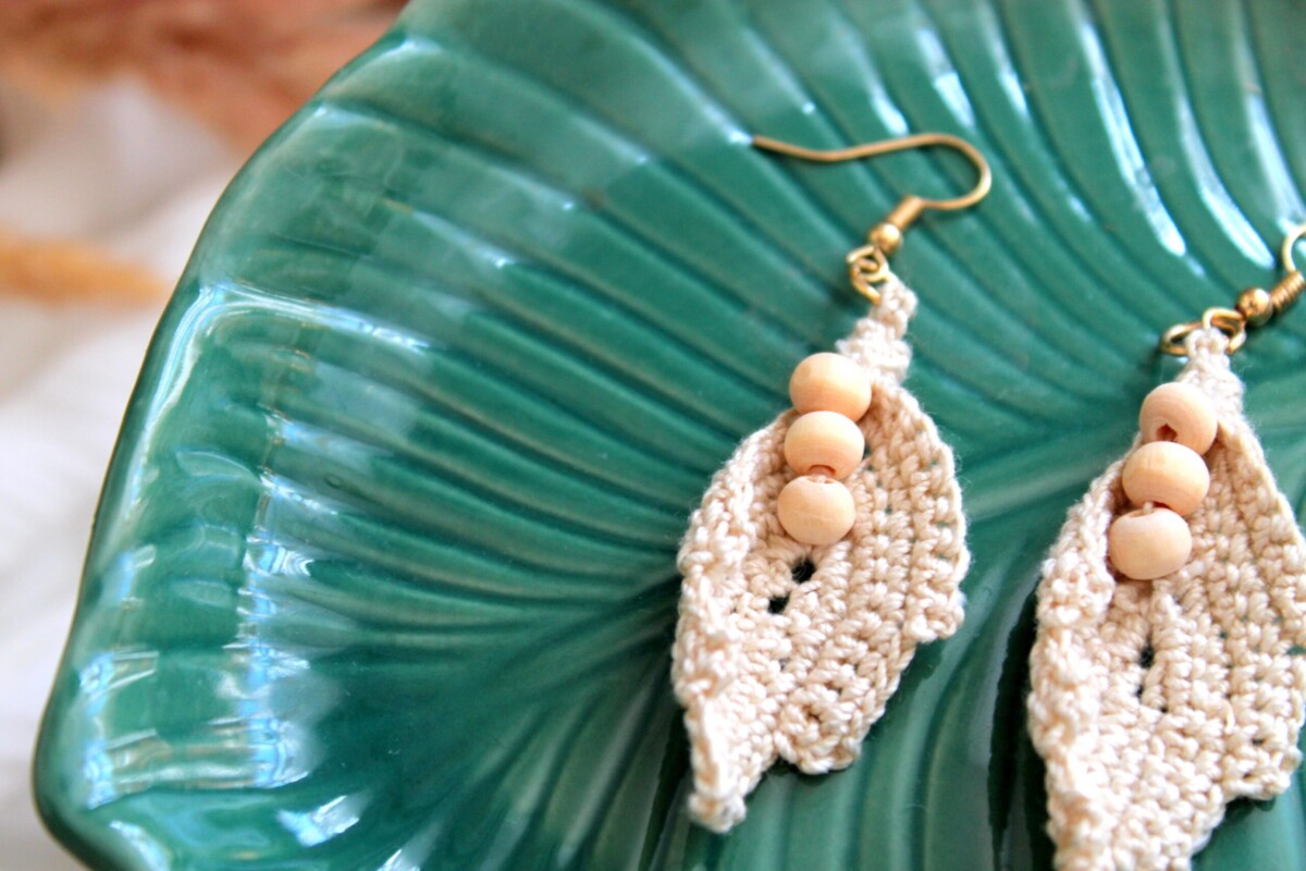 Kolczyki boho listki beżowe handmade, kolczyki handmade, kolczyki wiszące ręcznie robione, kolczyki na szydełku beżowe piaskowe
