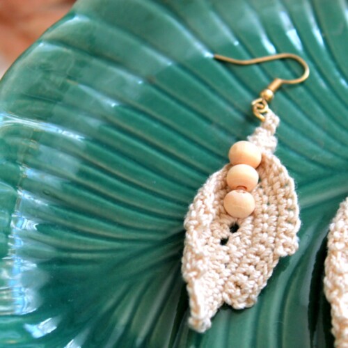 Kolczyki boho listki beżowe handmade, kolczyki handmade, kolczyki wiszące ręcznie robione, kolczyki na szydełku beżowe piaskowe