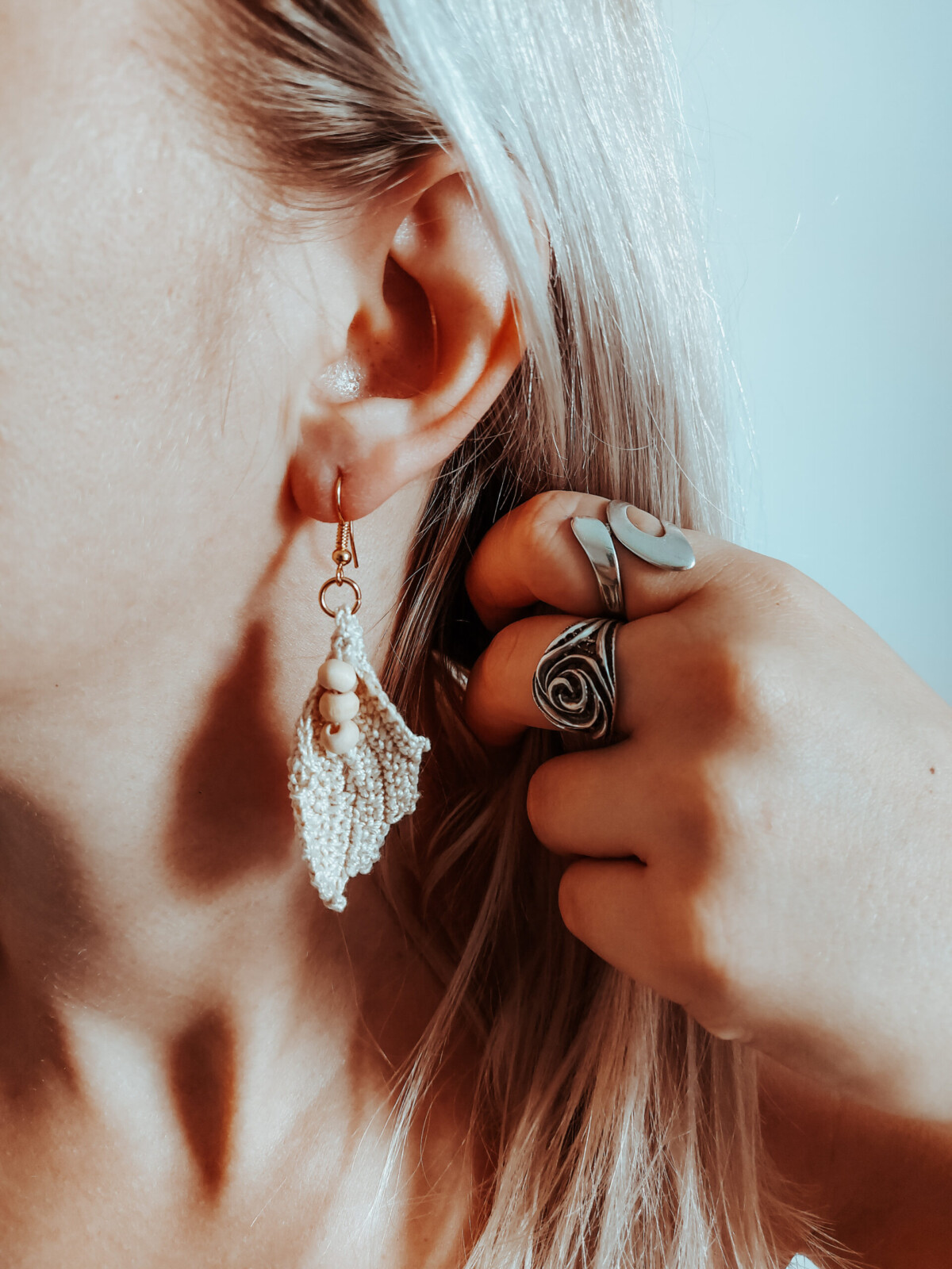 Kolczyki boho listki beżowe handmade, kolczyki handmade, kolczyki wiszące ręcznie robione, kolczyki na szydełku beżowe piaskowe