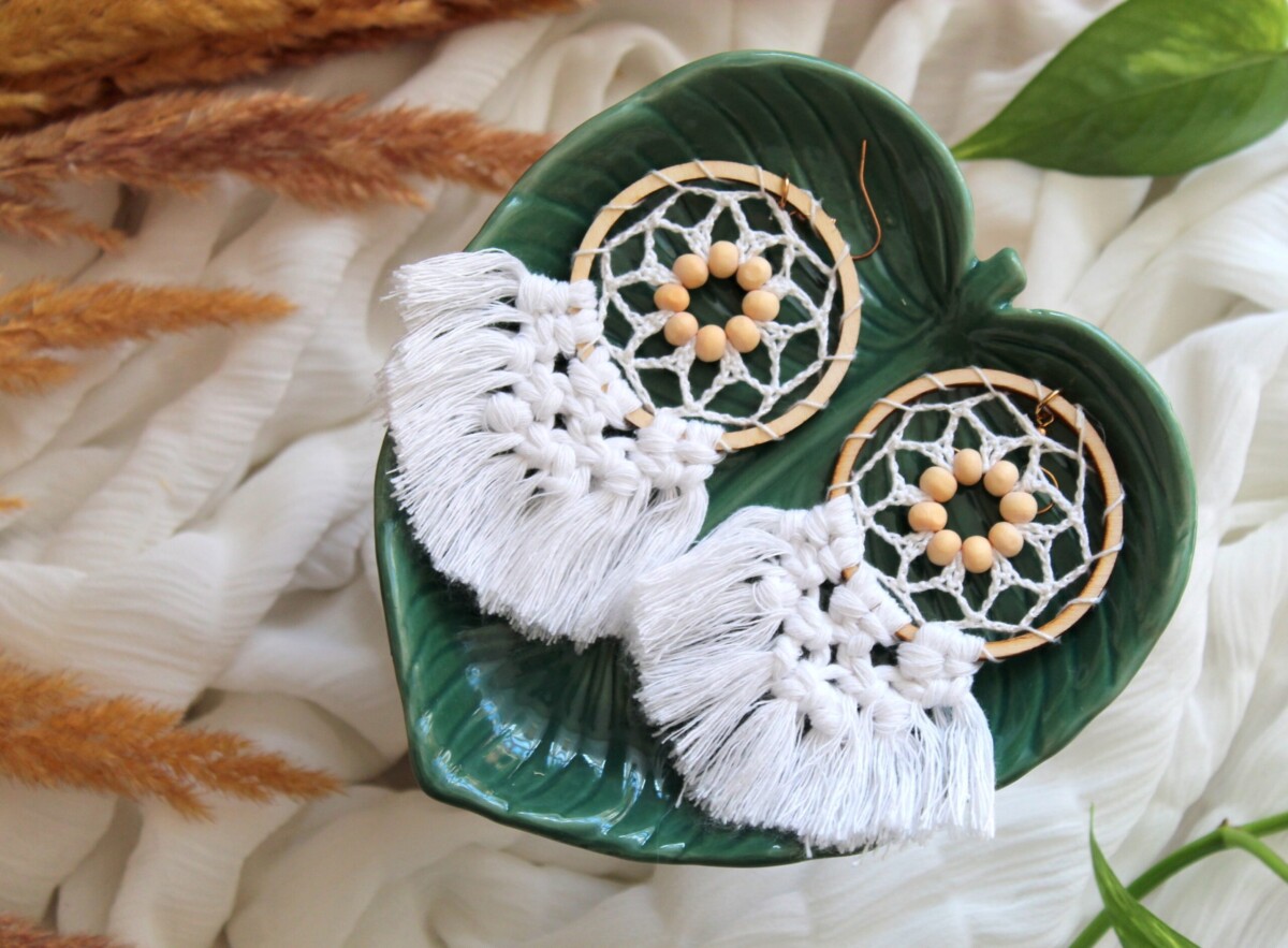 Kolczyki boho białe makramowe z koralikami, kolczyki handmade, kolczyki koła rękodzieło, kolczyki sędziszów małopolski, rzeszów