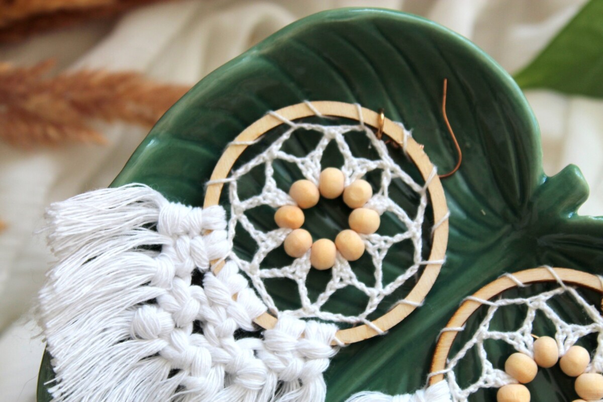 Kolczyki boho białe makramowe z koralikami, kolczyki handmade, kolczyki koła rękodzieło, kolczyki sędziszów małopolski, rzeszów