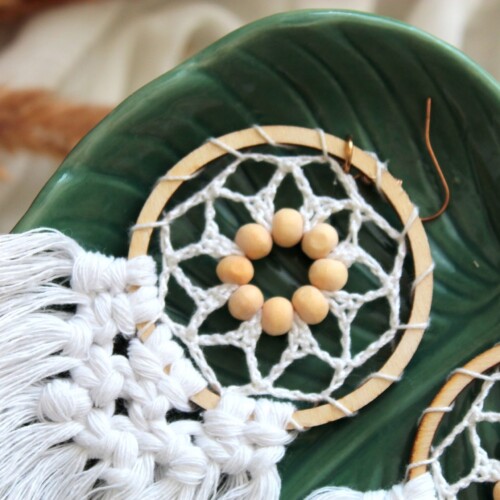 Kolczyki boho białe makramowe z koralikami, kolczyki handmade, kolczyki koła rękodzieło, kolczyki sędziszów małopolski, rzeszów