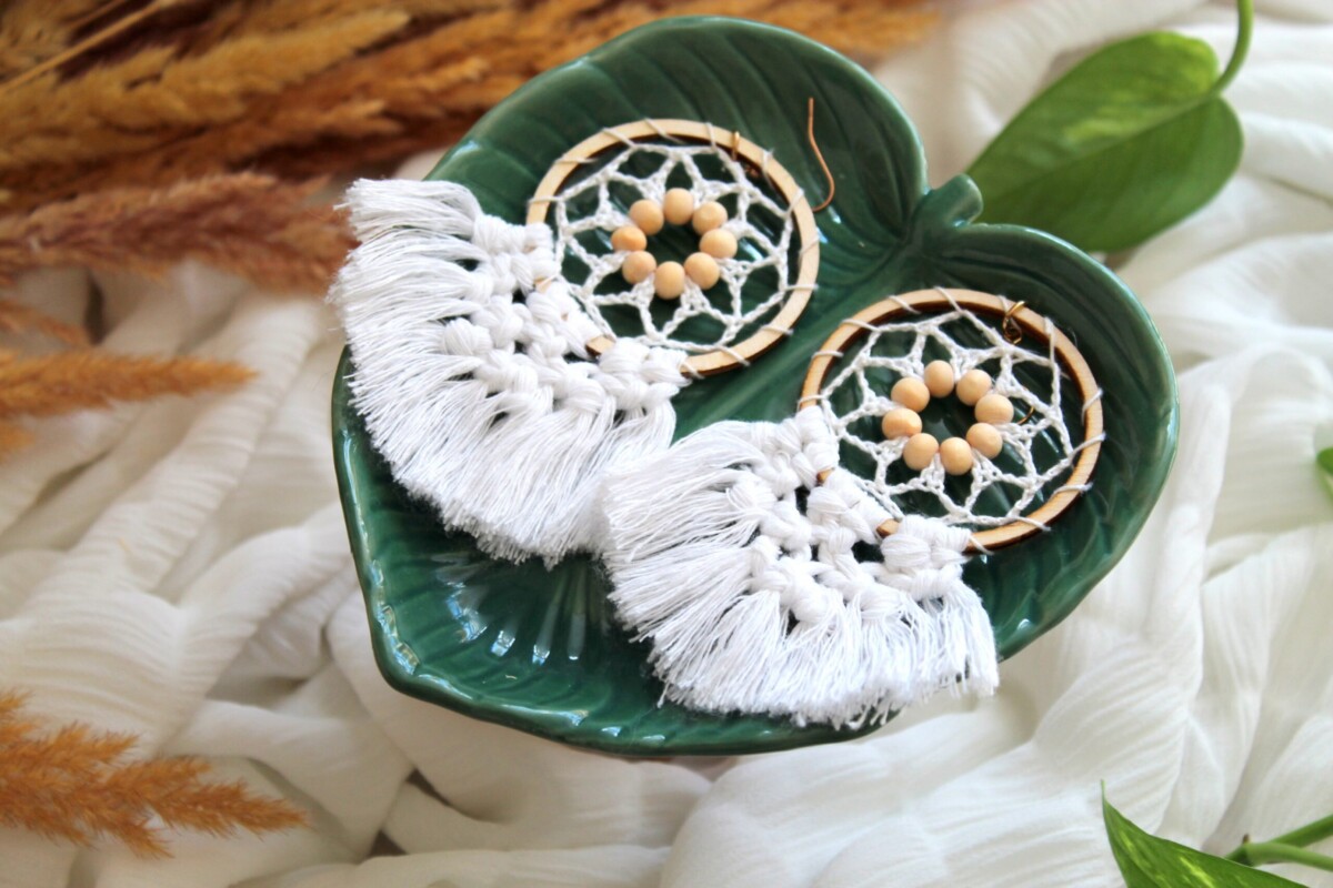 Kolczyki boho białe makramowe z koralikami, kolczyki handmade, kolczyki koła rękodzieło, kolczyki sędziszów małopolski, kolczyki rzeszów, kolczyki łapacze snów