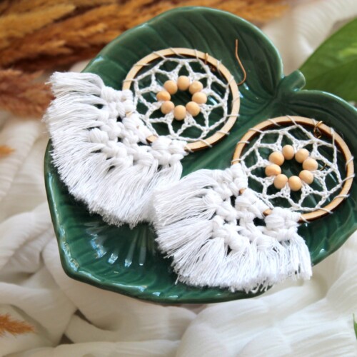Kolczyki boho białe makramowe z koralikami, kolczyki handmade, kolczyki koła rękodzieło, kolczyki sędziszów małopolski, kolczyki rzeszów, kolczyki łapacze snów