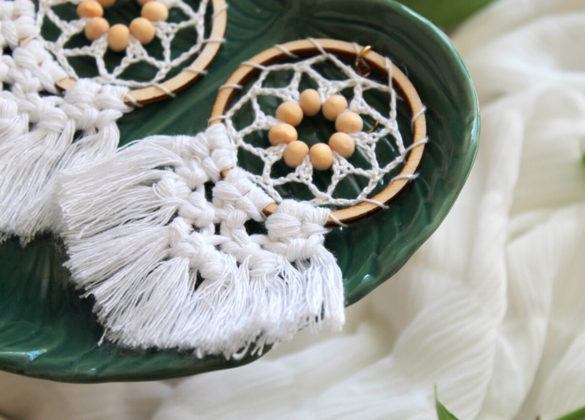 Kolczyki boho białe makramowe z koralikami, kolczyki handmade, kolczyki koła rękodzieło, kolczyki sędziszów małopolski, rzeszów