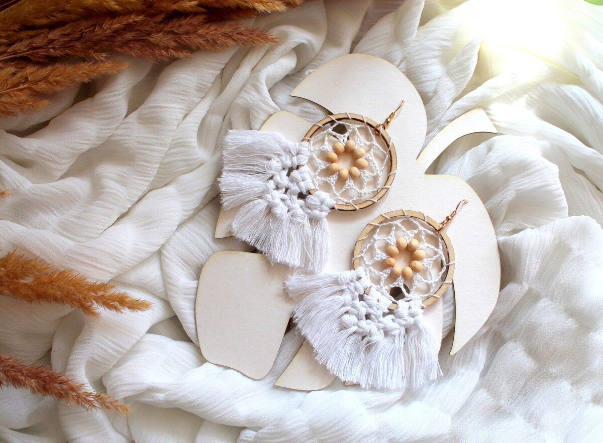 Kolczyki boho białe makramowe z koralikami, kolczyki handmade, kolczyki koła rękodzieło, kolczyki sędziszów małopolski, rzeszów