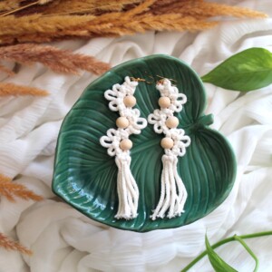 Kolczyki makrama długie kremowe ecru z koralikami, kolczyki handmade ręcznie robione, rzeszów, sędziszów małopolski, kolczyki boho handmade kremowe ecru długie, długie kolczyki