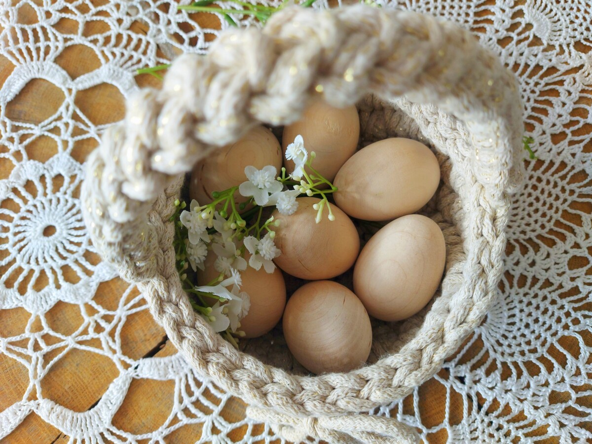 Koszyczek wielkanocny dekoracyjny złoty ze sznurka na szydełku złote ozdoby na wielkanoc handmade
