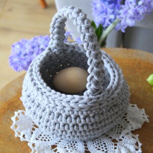 Koszyczek wielkanocny dla chłopca szary, koszyczek dla dziecka na szydełku ze sznurka, mały koszyczek dla dziewczynki wielkanocny, koszyczek na święconkę kremowy dla dziecka, koszyczek dla małego dziecka, malutki koszyczek wielkanocny jasny na szydełku.