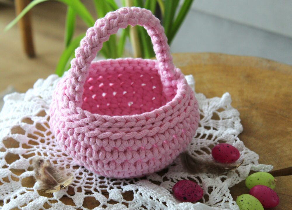 Koszyczek wielkanocny różowy dla dziecka, na szydełku, ze sznurka bawełnianego