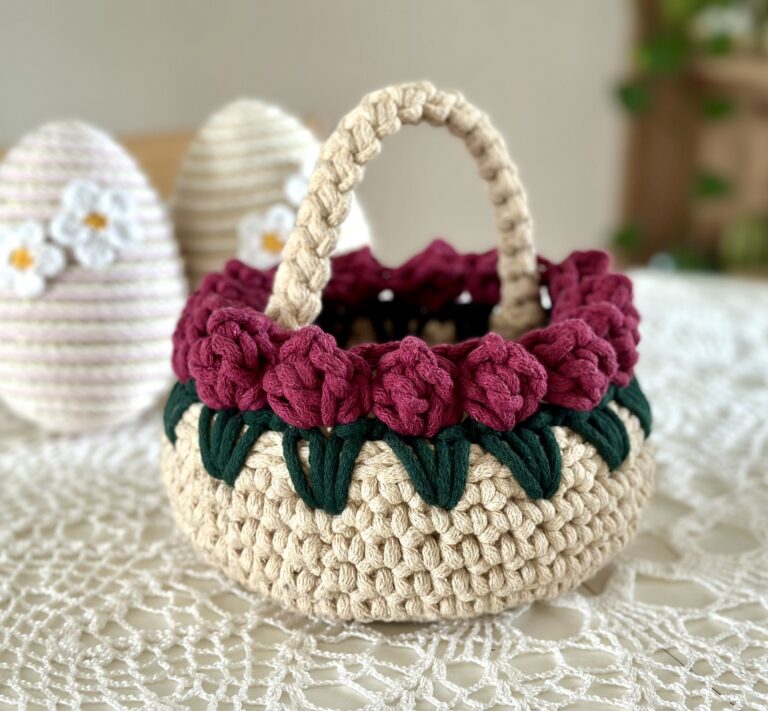 Koszyczek-z-tulipanami-wielkanocny-na-szydelku-ze-sznurka-piaskowy (1) Koszyczek z tulipanami