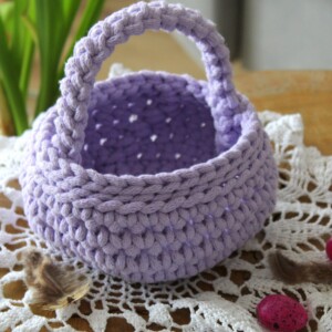 Koszyk wielkanocny na szydełku ze sznurka dziecięcy fioletowy dla dziecka mały koszyczek wielkanocny