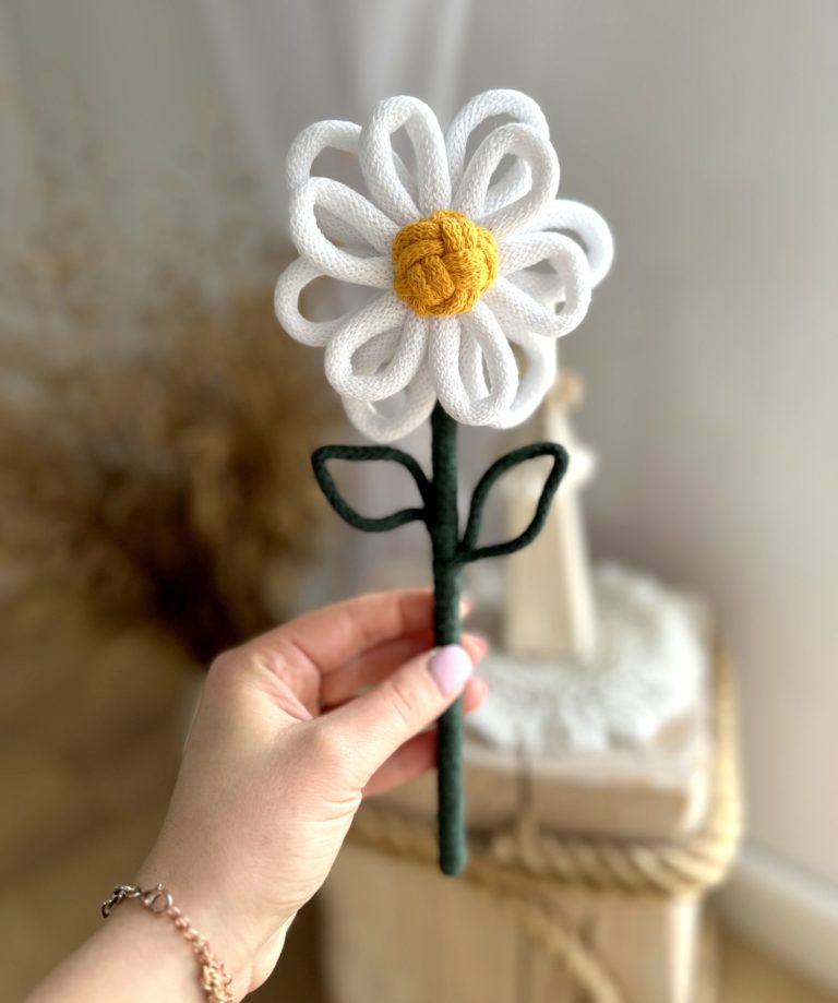 Kwiatki dla dzieci na zakończenie roku szkolnego dekoracje kwiatki 3d stokrotki ozdoby do pokoju dziecka do wazonu ręcznie robione kwiatki rękodzieło stokrotki pomysły na prezenty dla dzieci do szkoły upominki dla dzieci upominki dla uczniów kwiatki białe na łodydze z listkiem