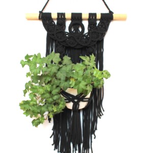 Kwietnik czarny makrama z frędzlami, kwietnik na kijku, nowoczesny kwietnik styl loftowy