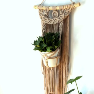 Kwietnik makrama boho na gałęzi z frędzlami, kwietnik beżowy, kwietnik karmelowy, nowoczesny kwietnik ze sznurka z frędzlami