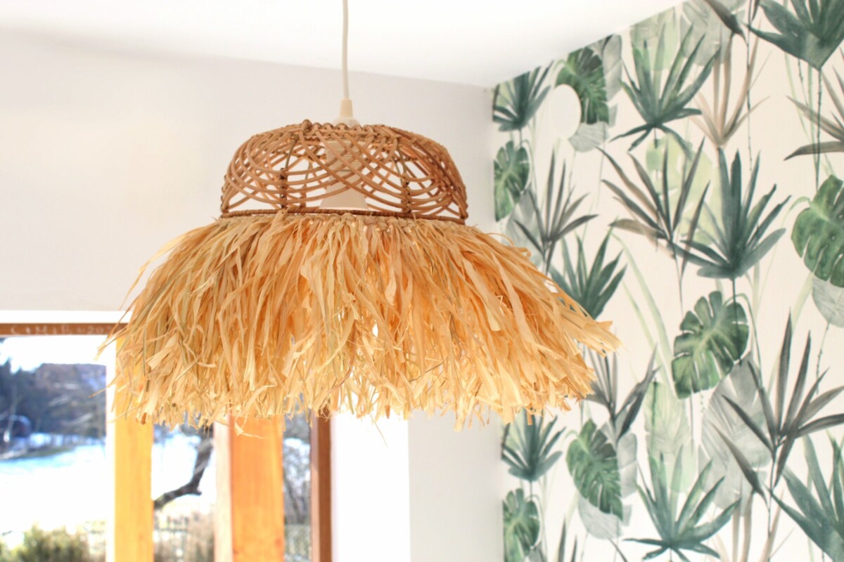 Lampa BOHO wisząca z rafii, sufitowa, abażur z rafii boho, lampa z ratanu wisząca sufitowa, dekoracje z rafii, lampa do sypialni boho, lampa boho na korytarz, żyrandol boho z rafii i rattanu, lampa wisząca boho do sypialni, żyrandol na korytarz, tapeta w liście monstery