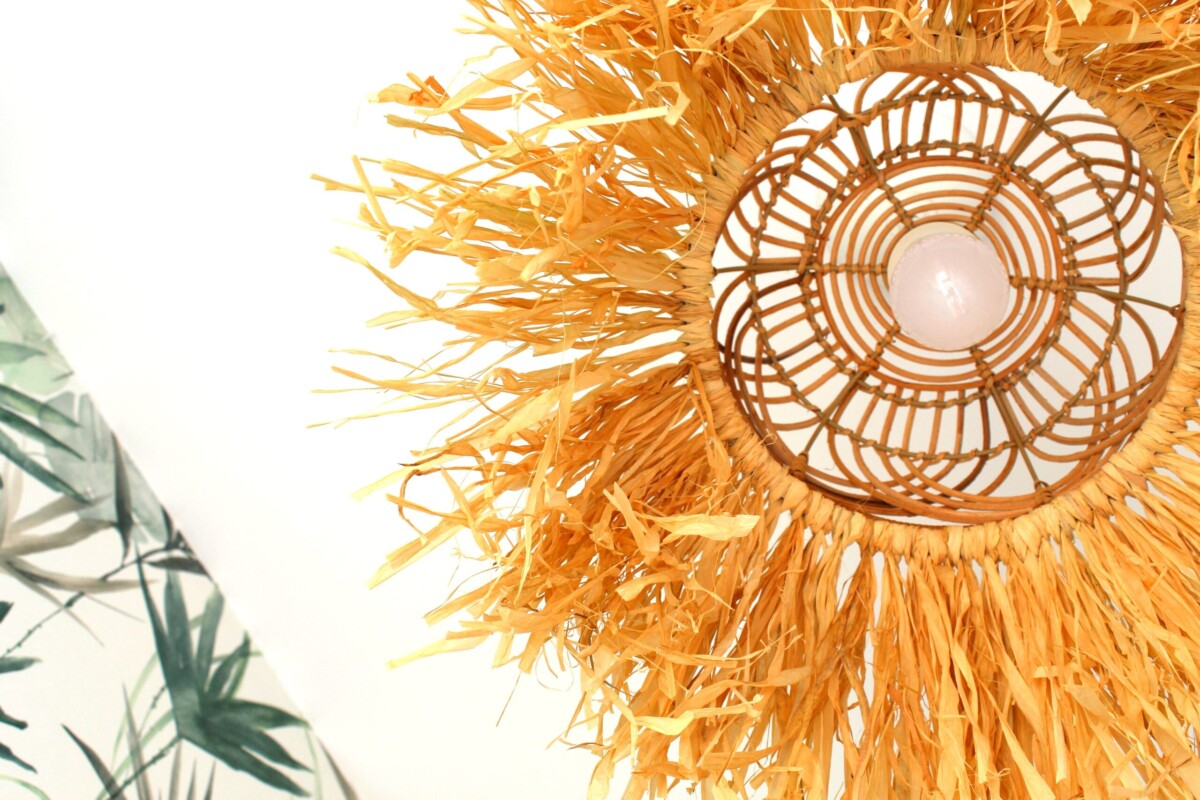 Lampa BOHO wisząca z rafii, sufitowa, abażur z rafii boho, lampa z ratanu wisząca sufitowa, dekoracje z rafii, lampa do sypialni boho, lampa boho na korytarz, żyrandol boho z rafii i rattanu, lampa wisząca boho do sypialni, żyrandol na korytarz, tapeta w liście monstery, lampa na żarówkę z dużym gwintem e27