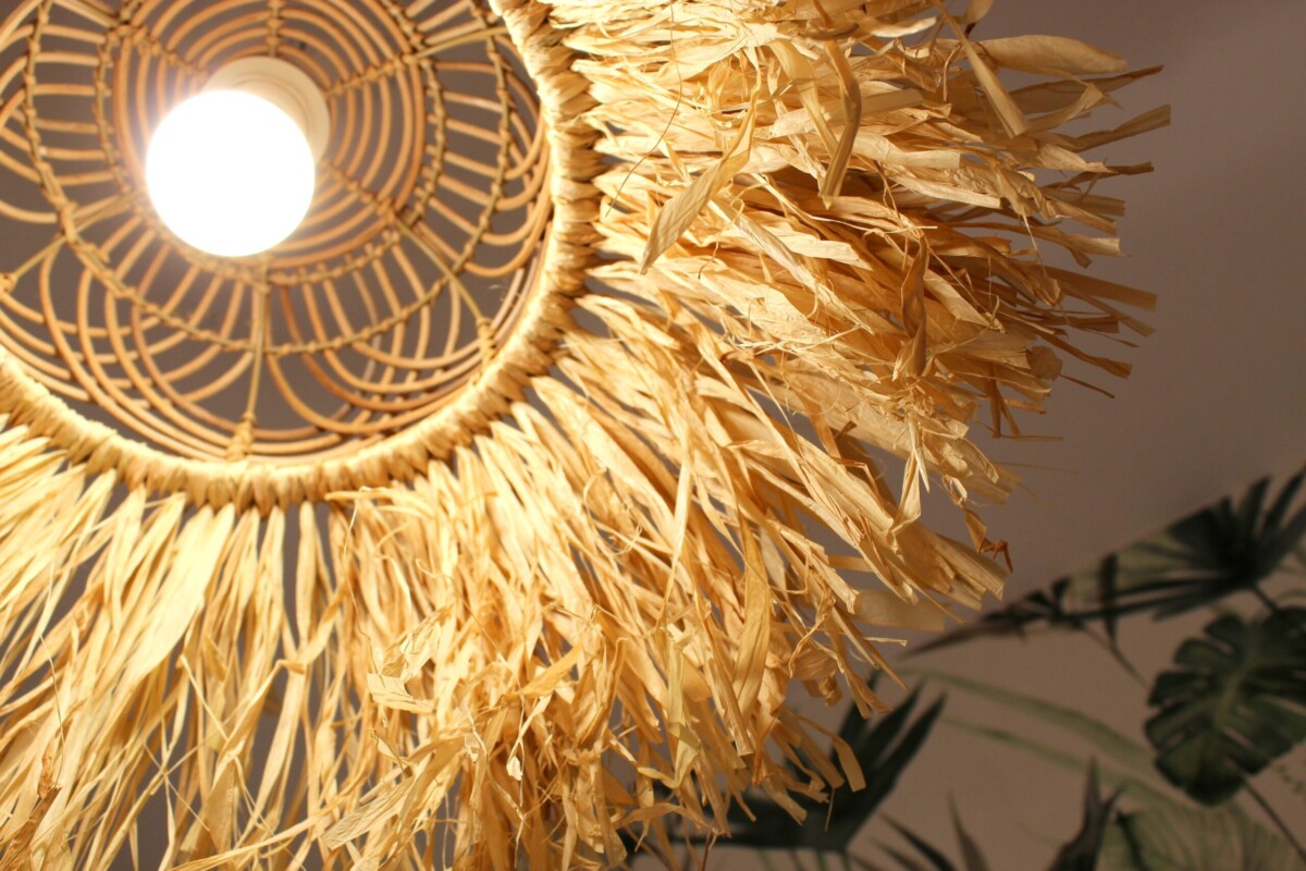 Lampa BOHO wisząca z rafii, sufitowa, abażur z rafii boho, lampa z ratanu wisząca sufitowa, dekoracje z rafii, lampa do sypialni boho, lampa boho na korytarz, żyrandol boho z rafii i rattanu, lampa wisząca boho do sypialni, żyrandol na korytarz, tapeta w liście monstery, lampa na żarówkę z dużym gwintem e27
