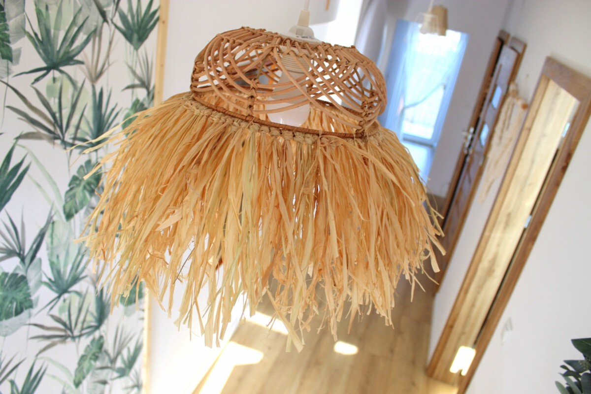 Lampa BOHO wisząca z rafii, sufitowa, abażur z rafii boho, lampa z ratanu wisząca sufitowa, dekoracje z rafii, lampa do sypialni boho, lampa boho na korytarz, żyrandol boho z rafii i rattanu, lampa wisząca boho do sypialni, żyrandol na korytarz, tapeta w liście monstery, lampa na żarówkę z dużym gwintem e27